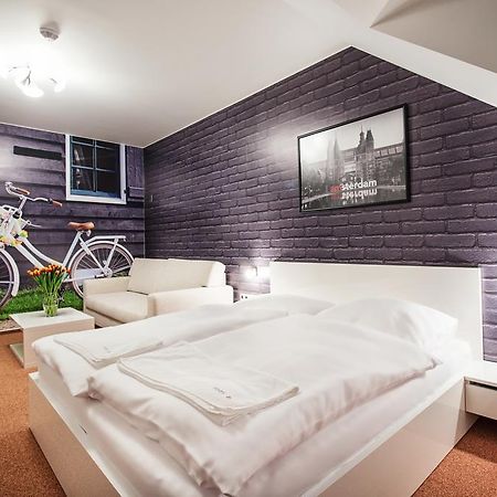 Relax21 Hotell Uhersky Ostroh Rum bild