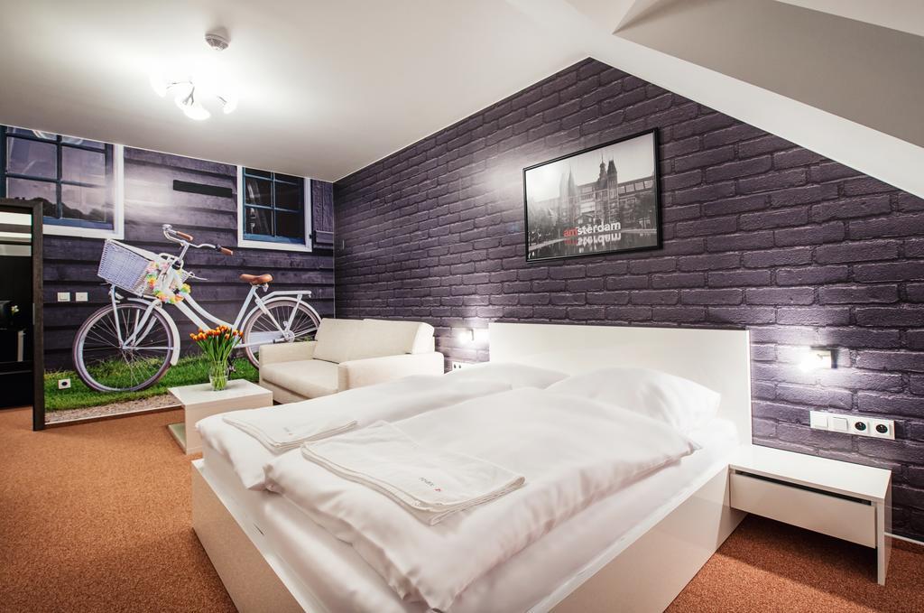 Relax21 Hotell Uhersky Ostroh Rum bild