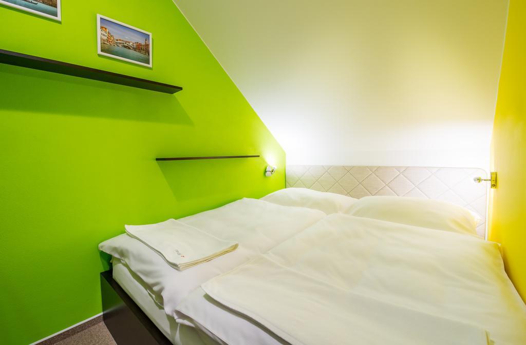 Relax21 Hotell Uhersky Ostroh Rum bild