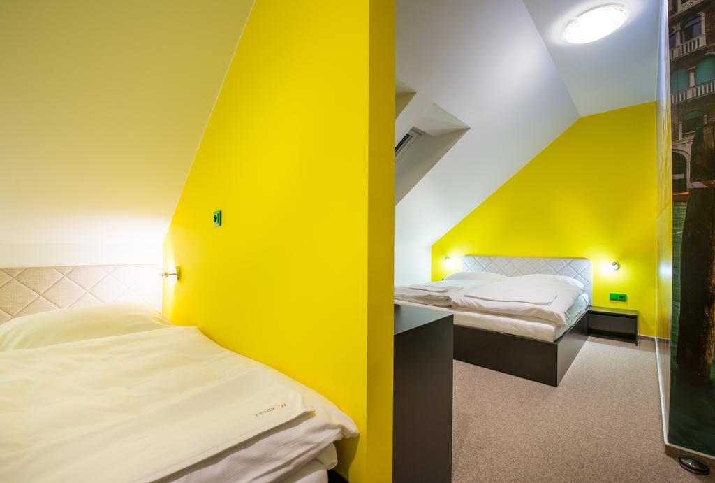 Relax21 Hotell Uhersky Ostroh Rum bild