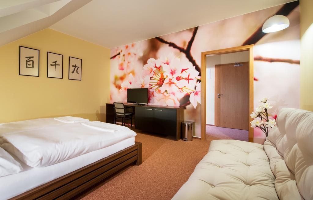 Relax21 Hotell Uhersky Ostroh Rum bild
