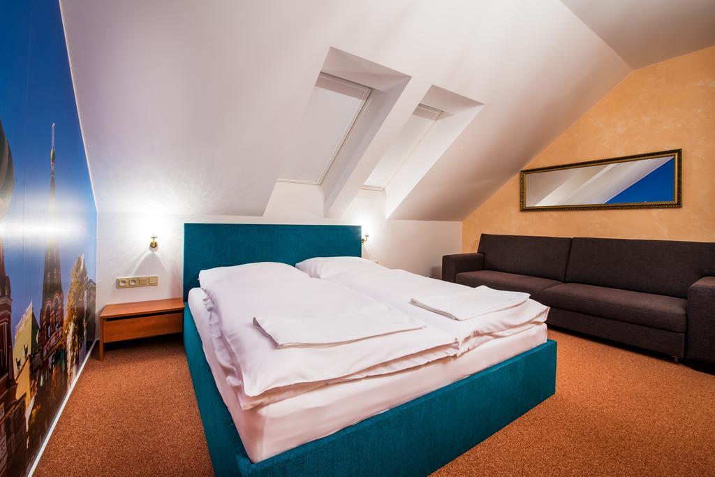 Relax21 Hotell Uhersky Ostroh Rum bild