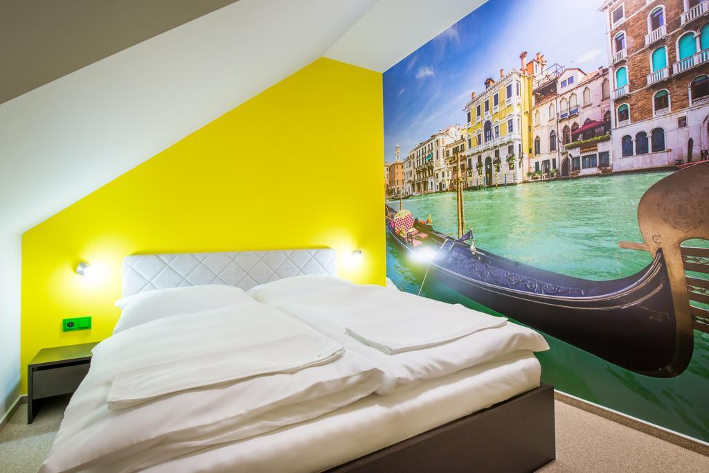 Relax21 Hotell Uhersky Ostroh Rum bild